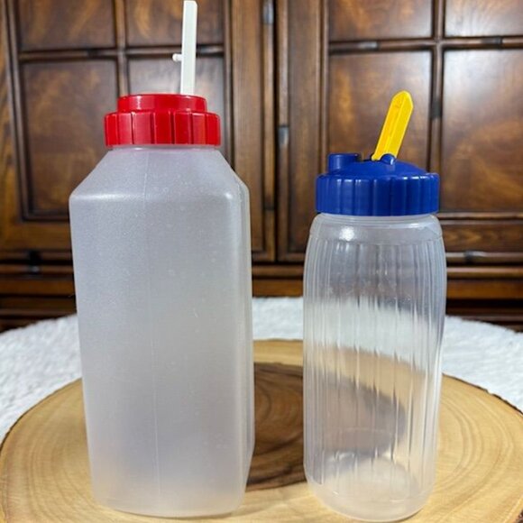 Vintage Set of 2 Rubbermaid 1qt Red Measuring + 1.25pt Blue Flip Top Bottles - Picture 2 of 12